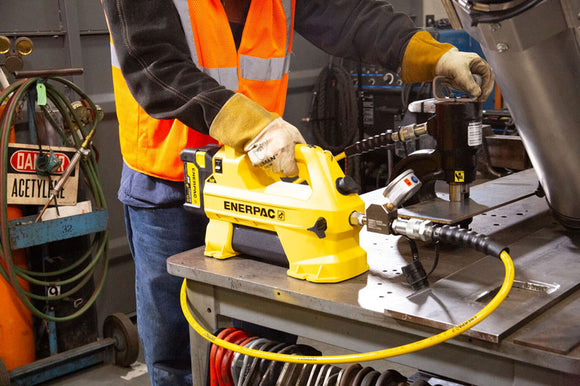 Industrial worker using enerpac pump 85d6498b 1b44 47df 8343 99e8601d13d5